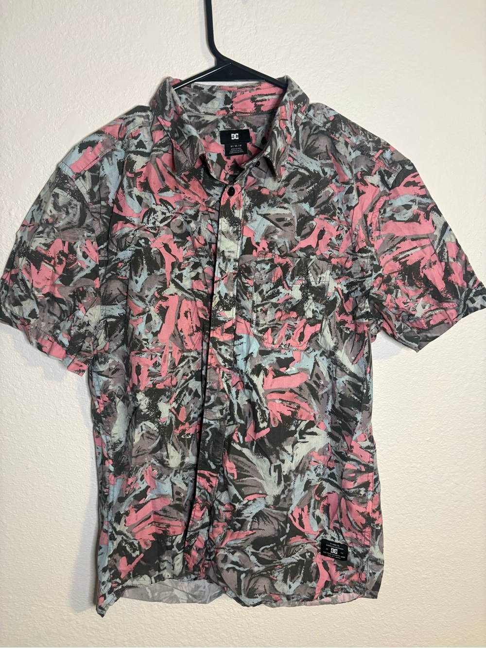 DC Men’s Pink & Gray Retro Short-Sleeve Button-Up Shirt, M